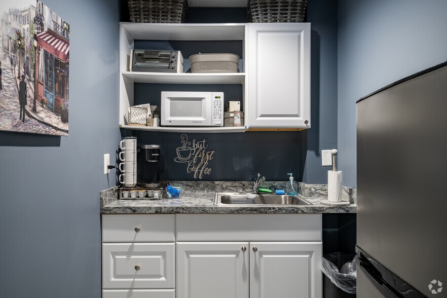 More Photos Of 25900 Greenfield Rd, Oak Park Office For Lease