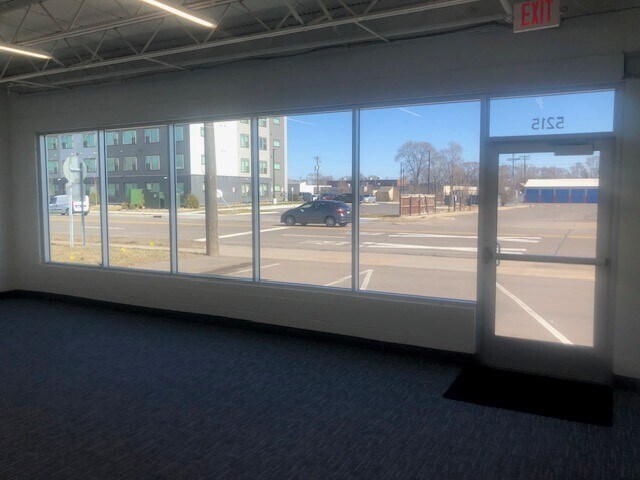 More Photos Of 5213 W Broadway Ave, Minneapolis Auto Dealership For Lease