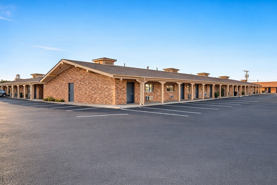 More Photos Of 304 College Ave, Levelland Hotel For Sale