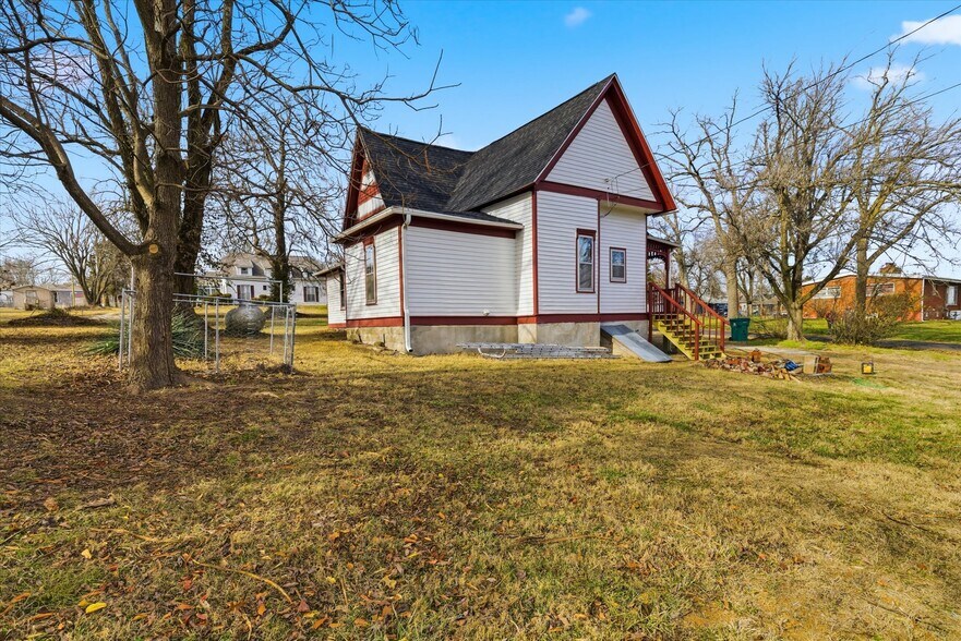 More Photos Of 722 N Maple Ave, Mountain Grove Office For Sale