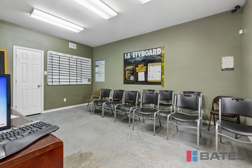 More Photos Of 423 Gautney St, Garland Showroom For Sale
