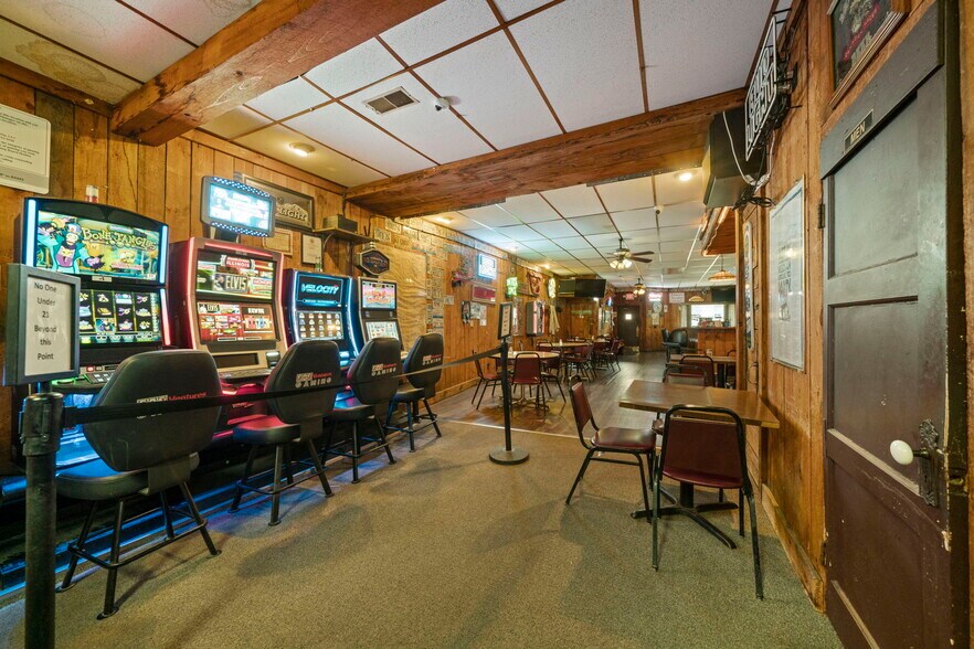 More Photos Of 208 N Walnut St, Stillman Valley General Retail For Sale