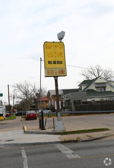More Photos Of 4900 Bryan St, Dallas Convenience Store For Lease