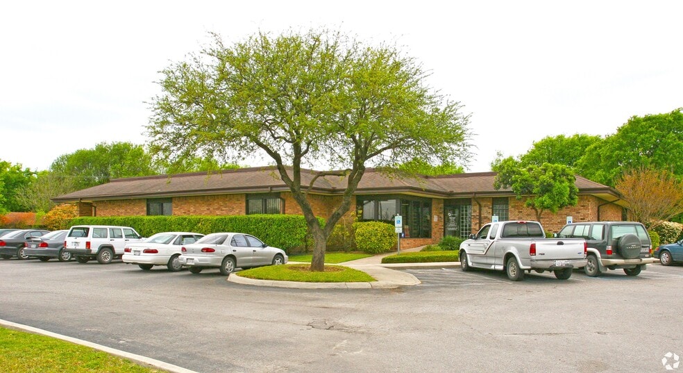 More Photos Of 8303 W Military Dr, San Antonio Medical For Lease