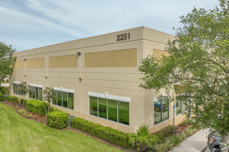 More Photos Of 2251 Lynx Ln, Orlando Warehouse For Lease