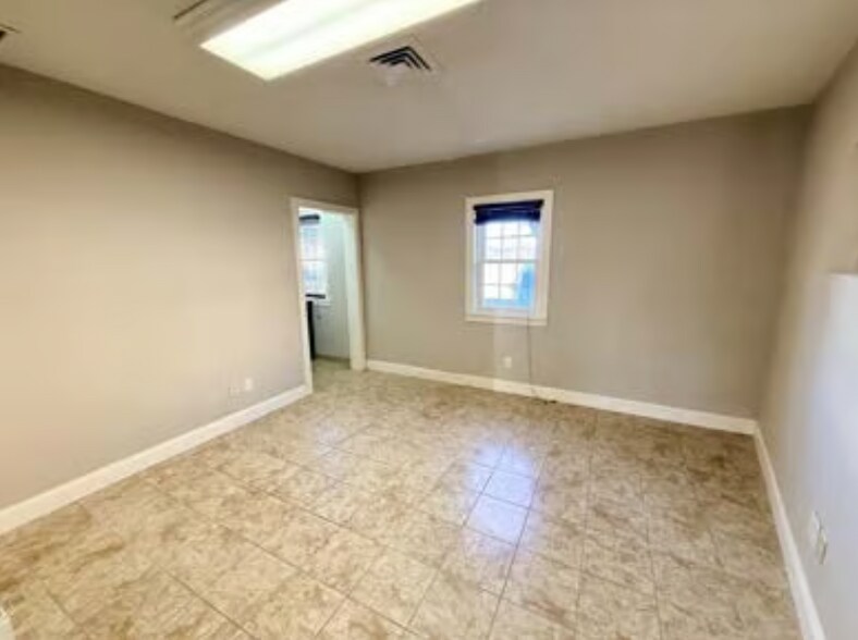 More Photos Of 206 W Elm St, Ozark Office For Sale
