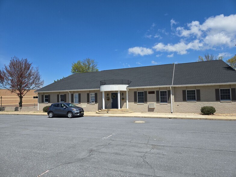 Primary Photo Of 5075 Lincoln Way E, Fayetteville Apartments For Lease