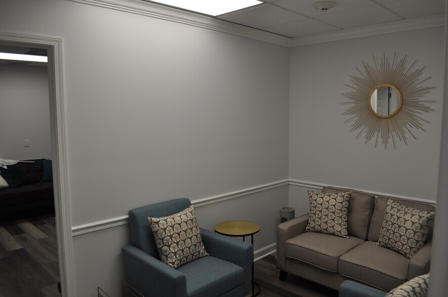 More Photos Of 222 E Wisconsin Ave, Lake Forest Office For Lease