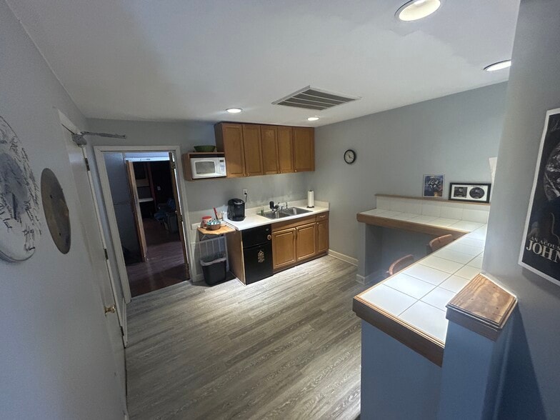 More Photos Of 648 W Iris Dr, Nashville Office For Sale