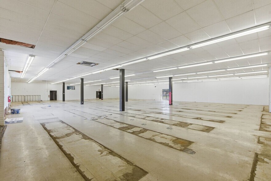More Photos Of 120 SW Douglas Blvd, Winston Supermarket For Lease