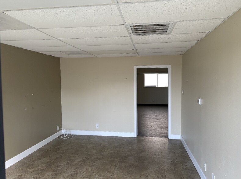 More Photos Of 2000 W San Antonio St, Lockhart Unknown For Lease