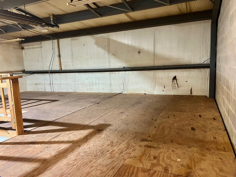 More Photos Of 33549 E Royalton Rd, Columbia Station Light Manufacturing For Sale