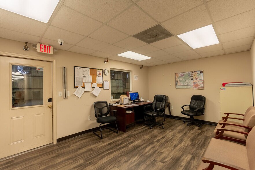 More Photos Of 89 Green St, Warner Robins Warehouse For Sale