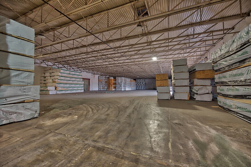 More Photos Of 1305 19th St SW, Mason City Distribution For Sale