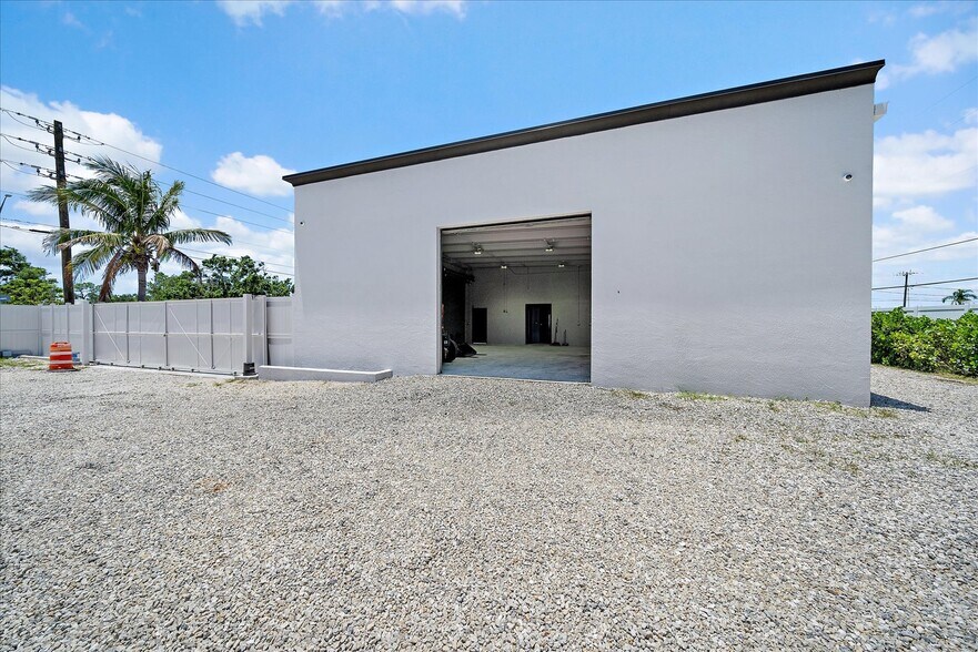 More Photos Of 2407 Bee Ridge Rd, Sarasota Restaurant For Sale