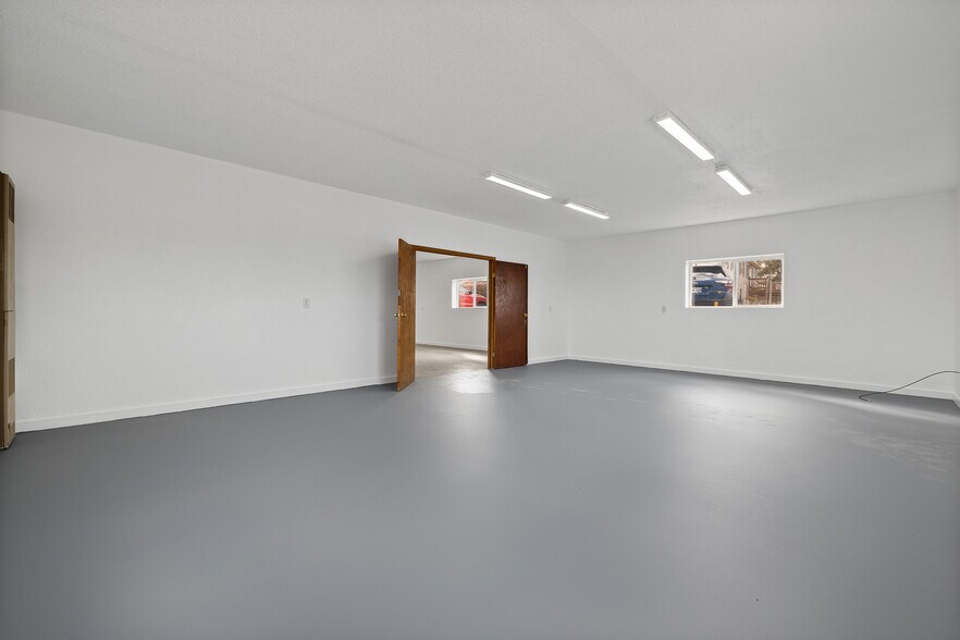 More Photos Of 5517 W Elm St, Black Hawk Showroom For Lease