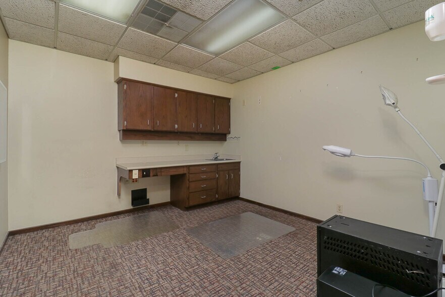 More Photos Of 725 S 14th St, Pekin Medical For Sale