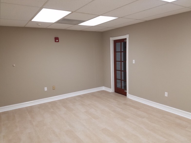 More Photos Of 7910 N Tamiami Trl, Sarasota Office For Lease