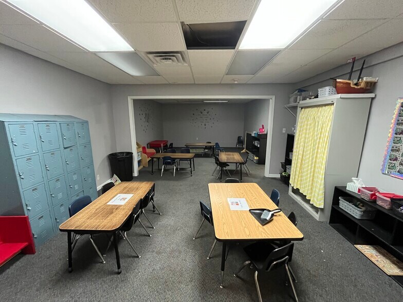 More Photos Of 525 W 17th St, Bloomington Office For Sale