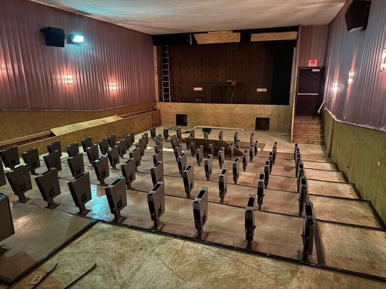 More Photos Of 208 Wolf River Plz, New London Sports And Entertainment For Sale