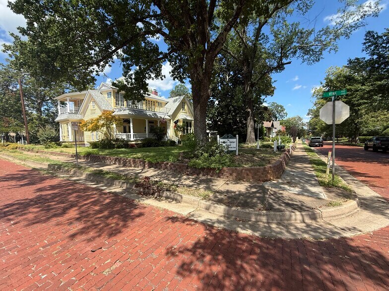 More Photos Of 611 W Woldert St, Tyler Hospitality For Sale