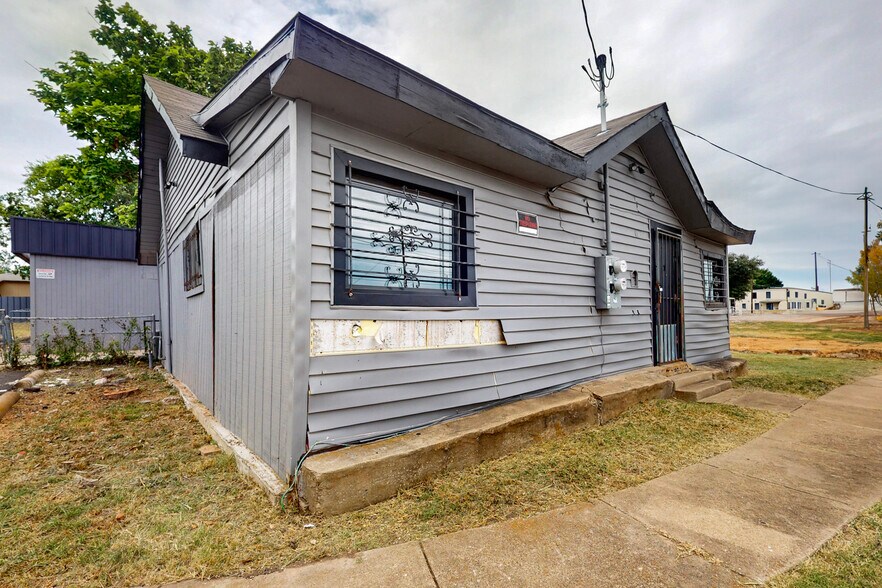 More Photos Of 3818 S Lancaster Rd, Dallas Showroom For Lease