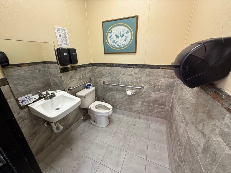 More Photos Of 209 S Cocoa Blvd, Cocoa Fast Food For Lease