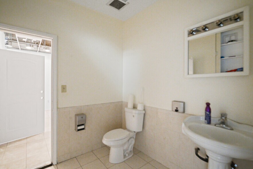 More Photos Of 21328 Hart St, Canoga Park Warehouse For Lease