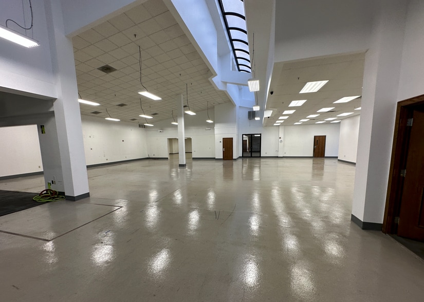 More Photos Of 4951 Dixie Hwy, Fairfield Showroom For Sale