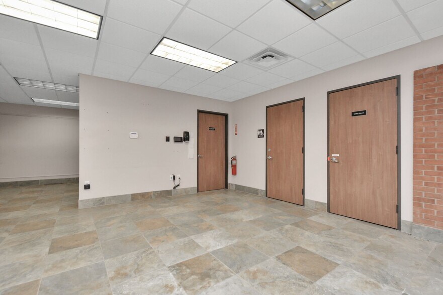 More Photos Of 1500 W Highway 6, Alvin Truck Terminal For Lease