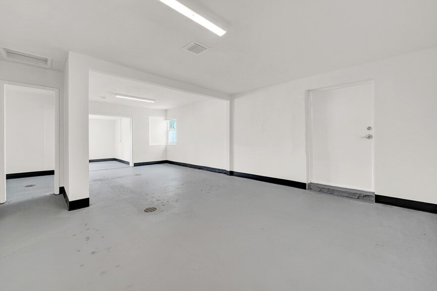 More Photos Of 311 E Commercial Blvd, Oakland Park Freestanding For Sale