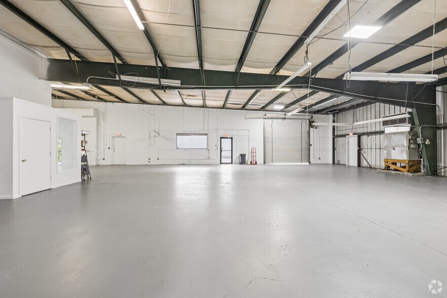 More Photos Of 4408 Corporate Sq, Naples Manufacturing For Sale