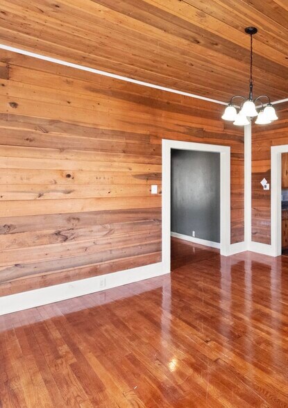 More Photos Of 615 E Main St, Scottsville Flex For Sale