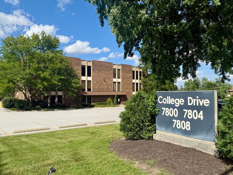 More Photos Of 7800 W College Dr, Palos Heights Office For Lease