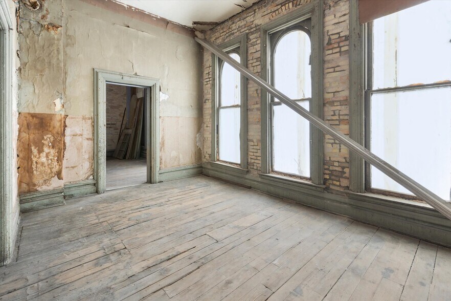 More Photos Of 1017 Washington Ave, Bay City Storefront Retail Residential For Sale