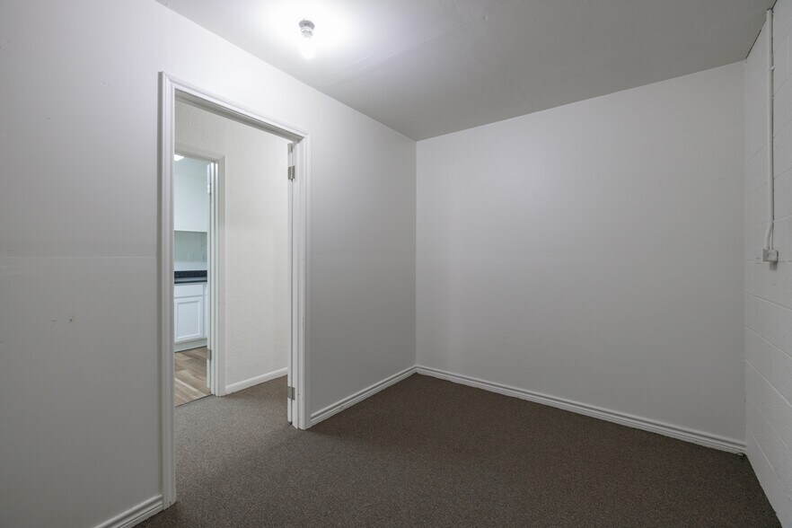 More Photos Of 623-627 Pine St, Abilene Storefront For Sale