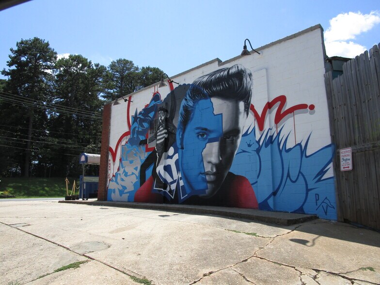 More Photos Of 2131 Central Ave, Charlotte Bar For Lease