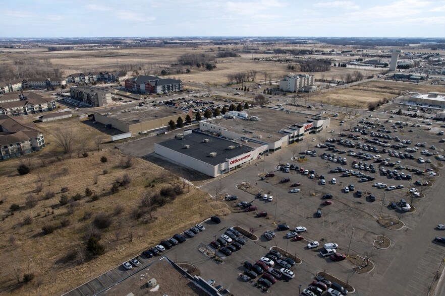 More Photos Of 2020 Adams St, Mankato General Retail For Sale
