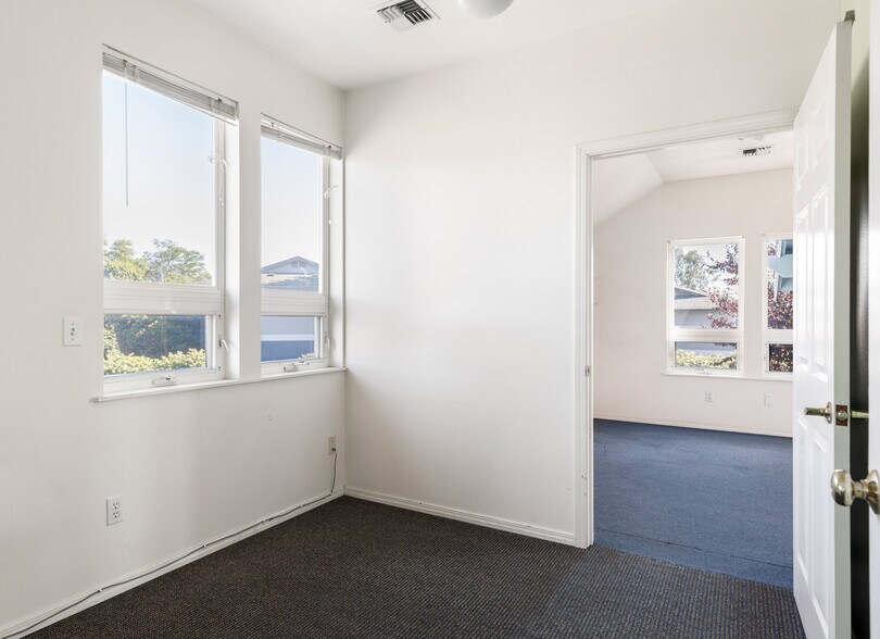 More Photos Of 35 SE Ely St, Oak Harbor Office For Sale