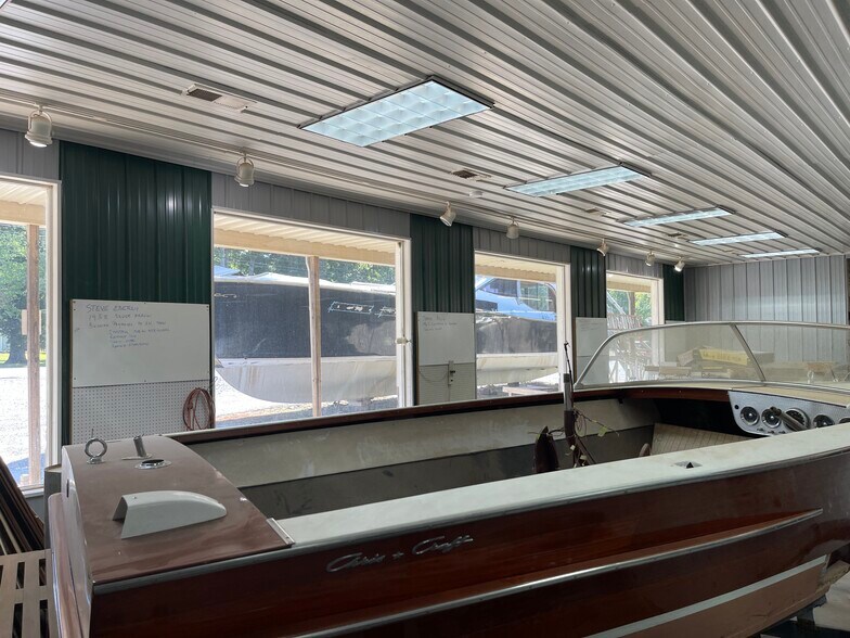 More Photos Of 653 Lakeway Dr, Russell Springs Showroom For Sale