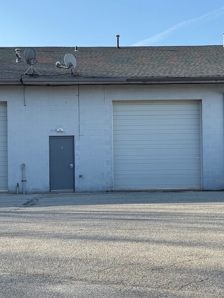 More Photos Of 430 Commerce Ln, West Berlin Showroom For Sale