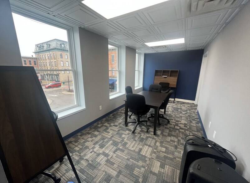 More Photos Of 40 Monument Sq, Urbana General Retail For Sale