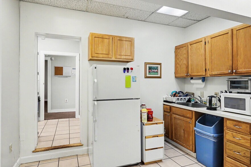 More Photos Of 8407 Richmond Hwy, Alexandria Storefront For Sale