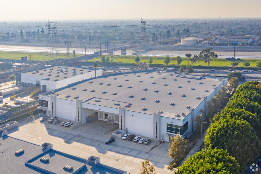 More Photos Of 5560-5564 E 61st St, Commerce Manufacturing For Lease