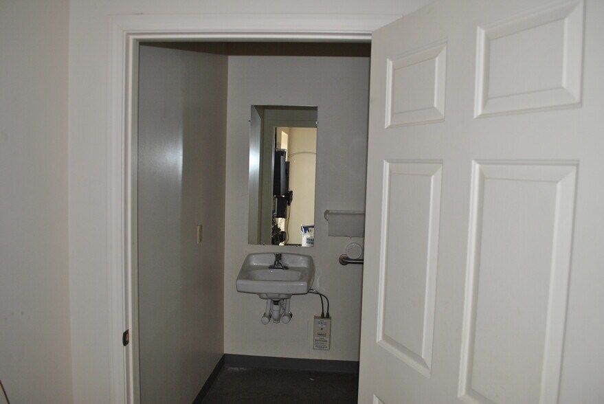 More Photos Of 2095-2103 S Highland Ave, Jackson Storefront Retail Office For Lease