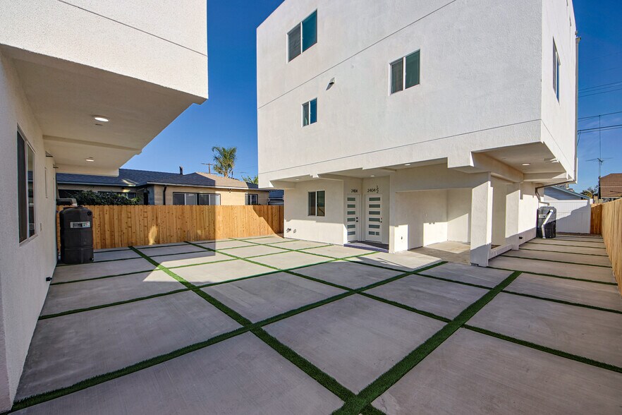 More Photos Of 2404 S Cochran Ave, Los Angeles Apartments For Sale