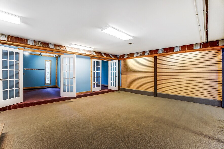 More Photos Of 20660 W Bowling Green Road, Weston Auto Repair For Lease