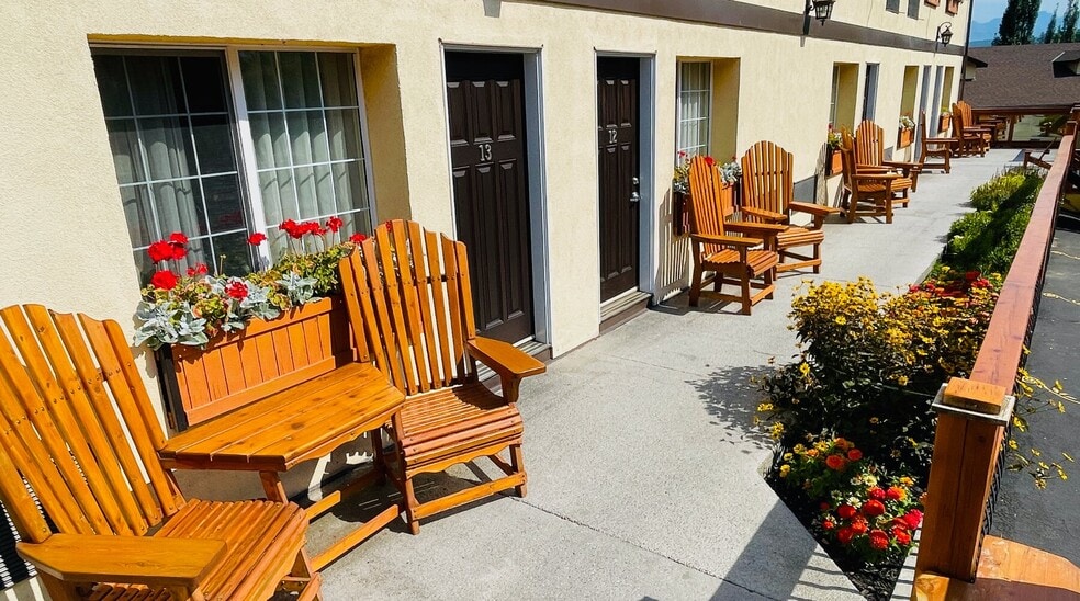 More Photos Of 590 Van Horne St S, Cranbrook Hotel For Sale