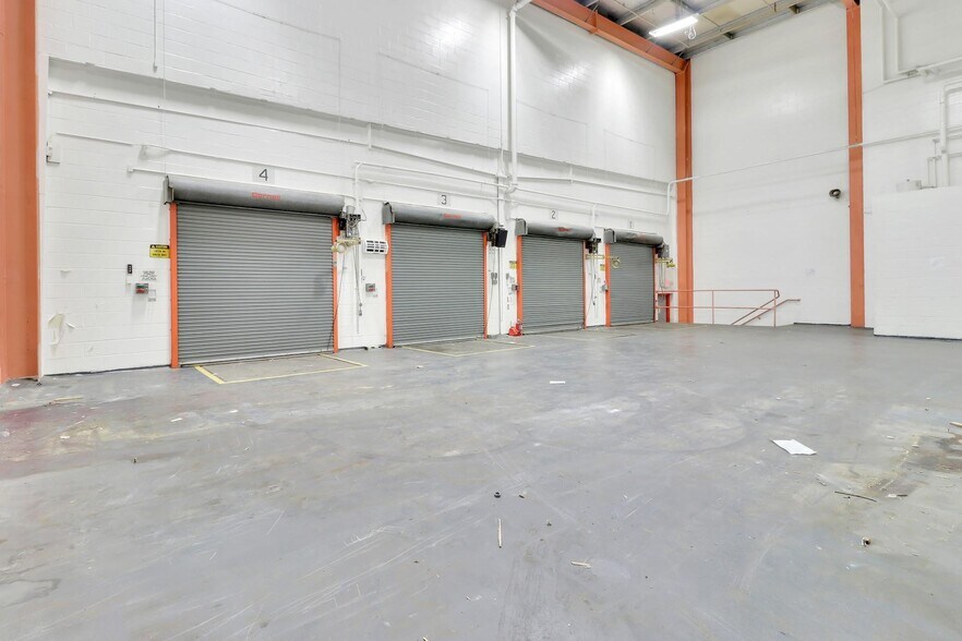 More Photos Of 40 Commercial Ave, Middletown Warehouse For Lease