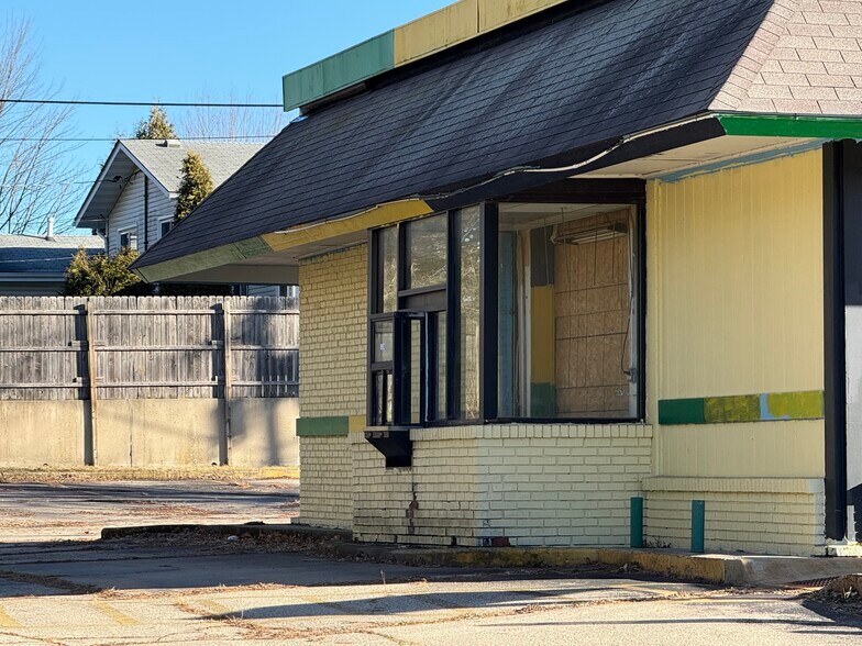 More Photos Of 5692 Monona Dr, Madison Restaurant For Lease